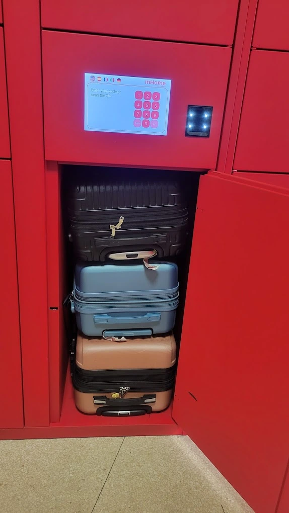 Pantalla TÁCTIL y lector QR en smartlocker INHOME LOCKERS MADRID CON MALETAS